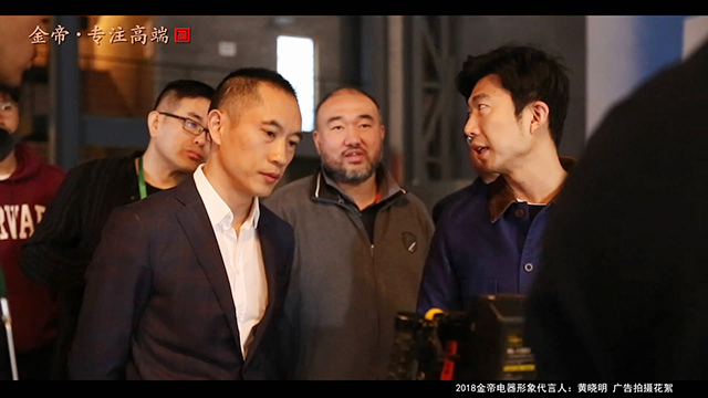 金帝集成灶张董在广告现场沟通 金帝集成灶张董在广告现场沟通