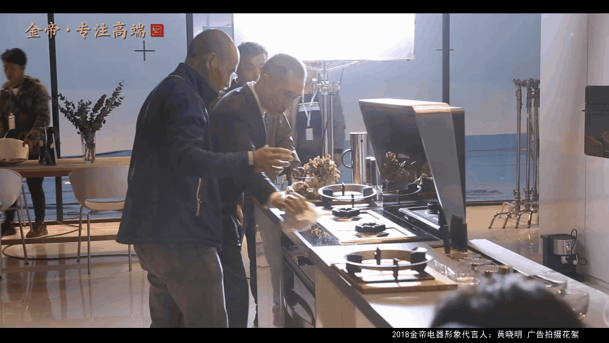 金帝集成灶张董在广告现场沟通 金帝集成灶张董在广告现场沟通