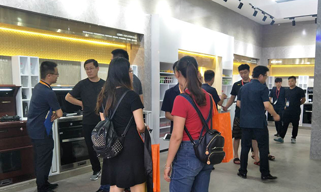 上海国际厨卫展首日,金帝集成灶展位人潮涌动 上海国际厨卫展首日,金帝集成灶展位人潮涌动